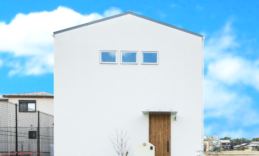 白い三角屋根の家　外観　写真