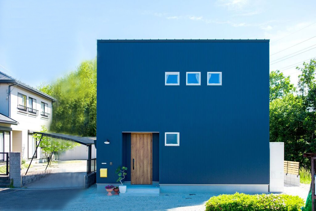 ナチュラルな青い箱のお家 写真