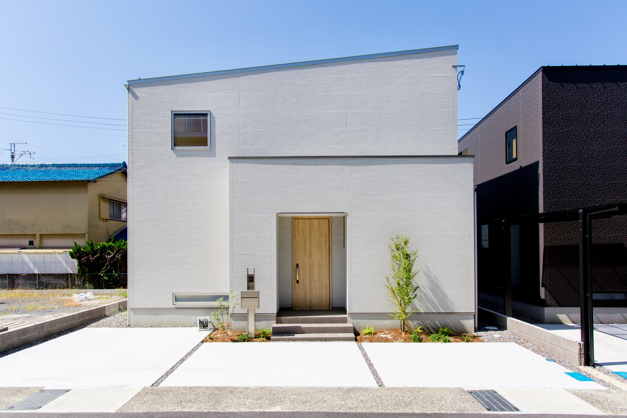 片流れがかわいい白の家