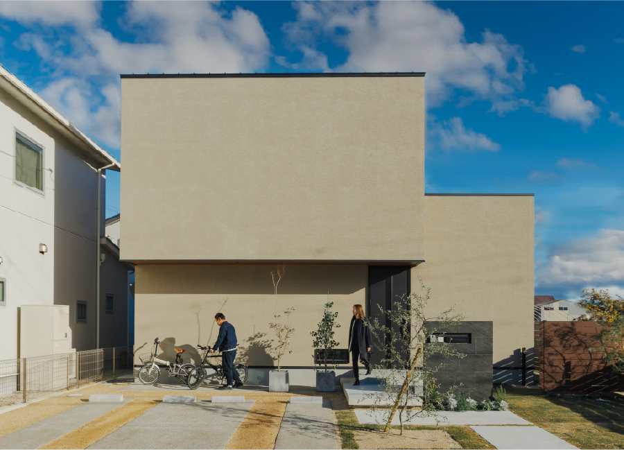 自然になじむ塗り壁のお家