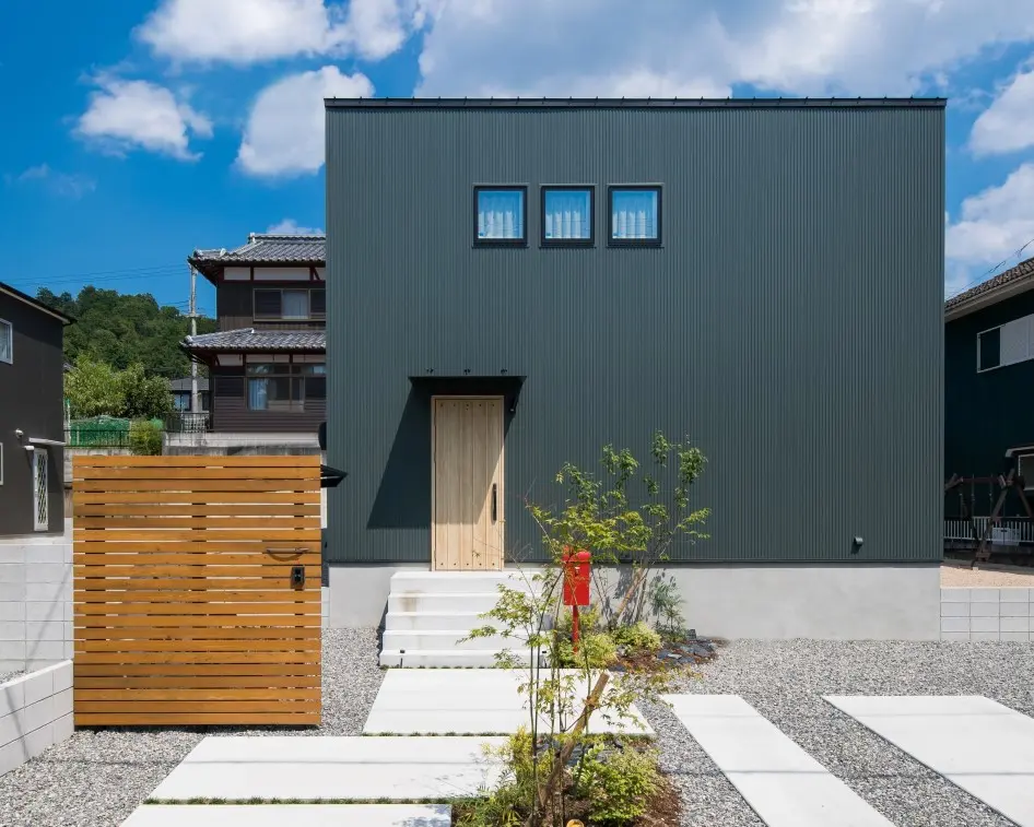 青空に映えるモスグリーンの家