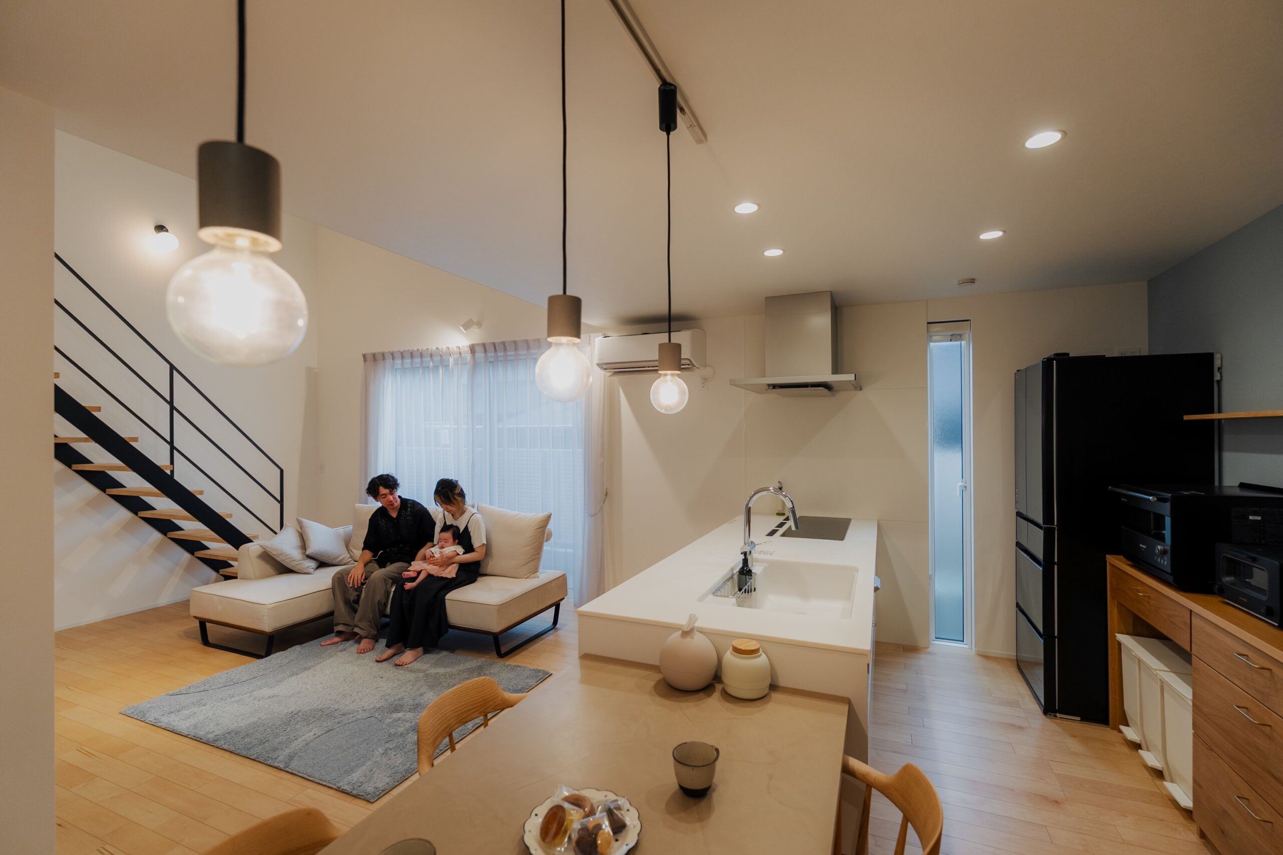 黒の鉄骨階段が印象的な家