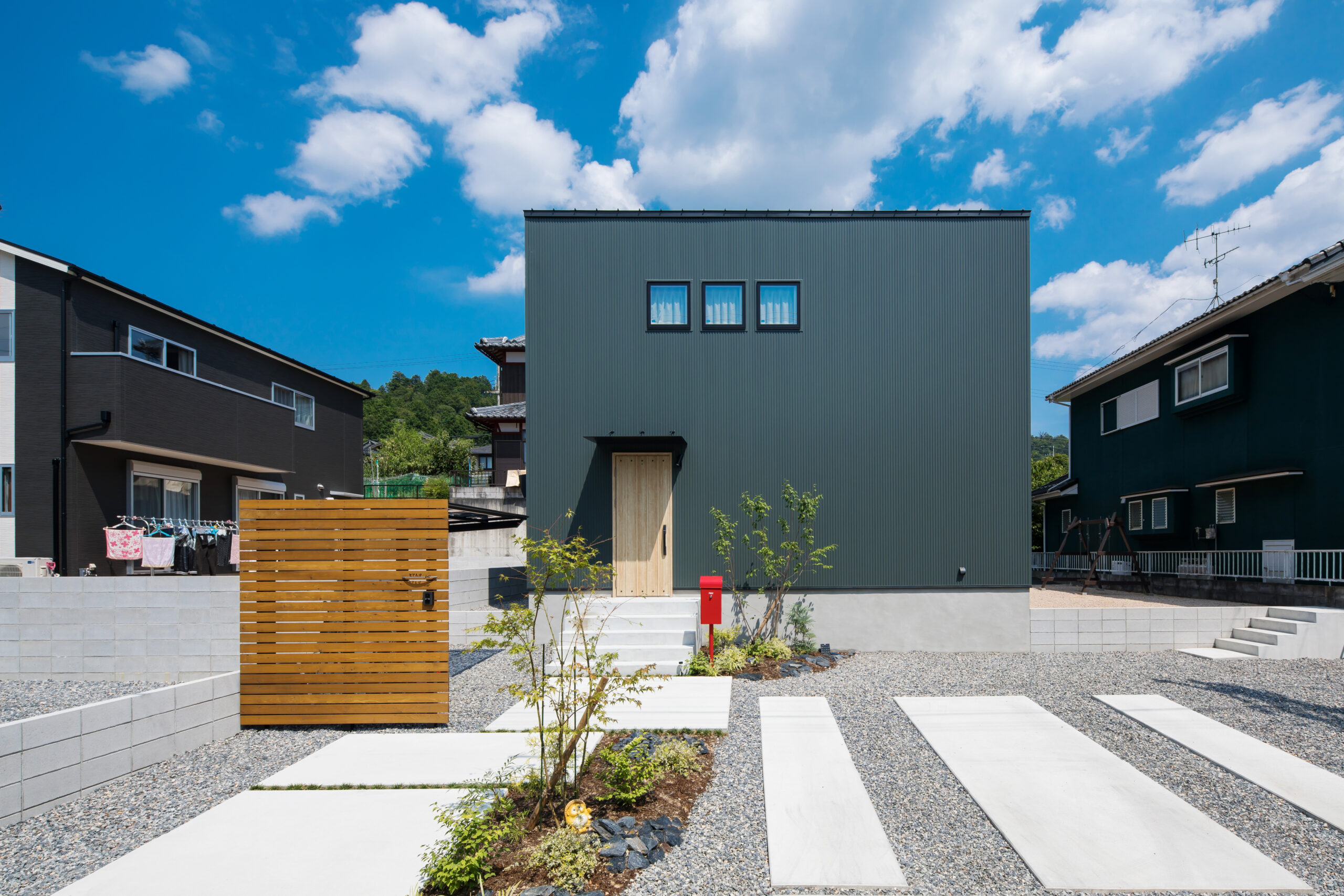 青空に映えるモスグリーンの家