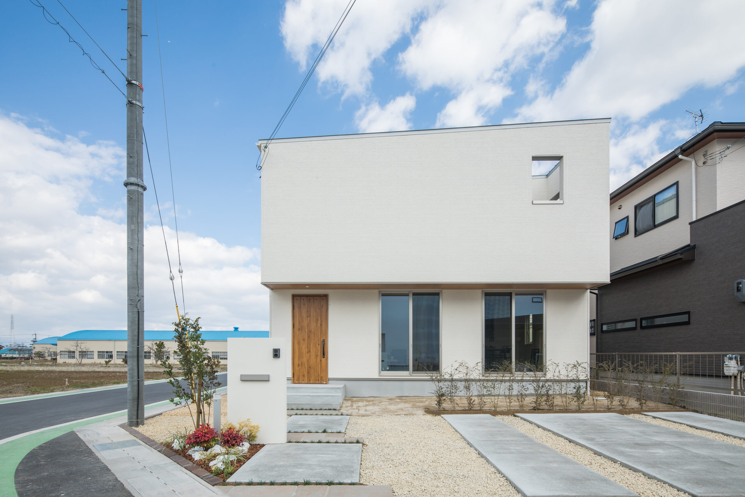 大きな窓のシンプルモダンな家