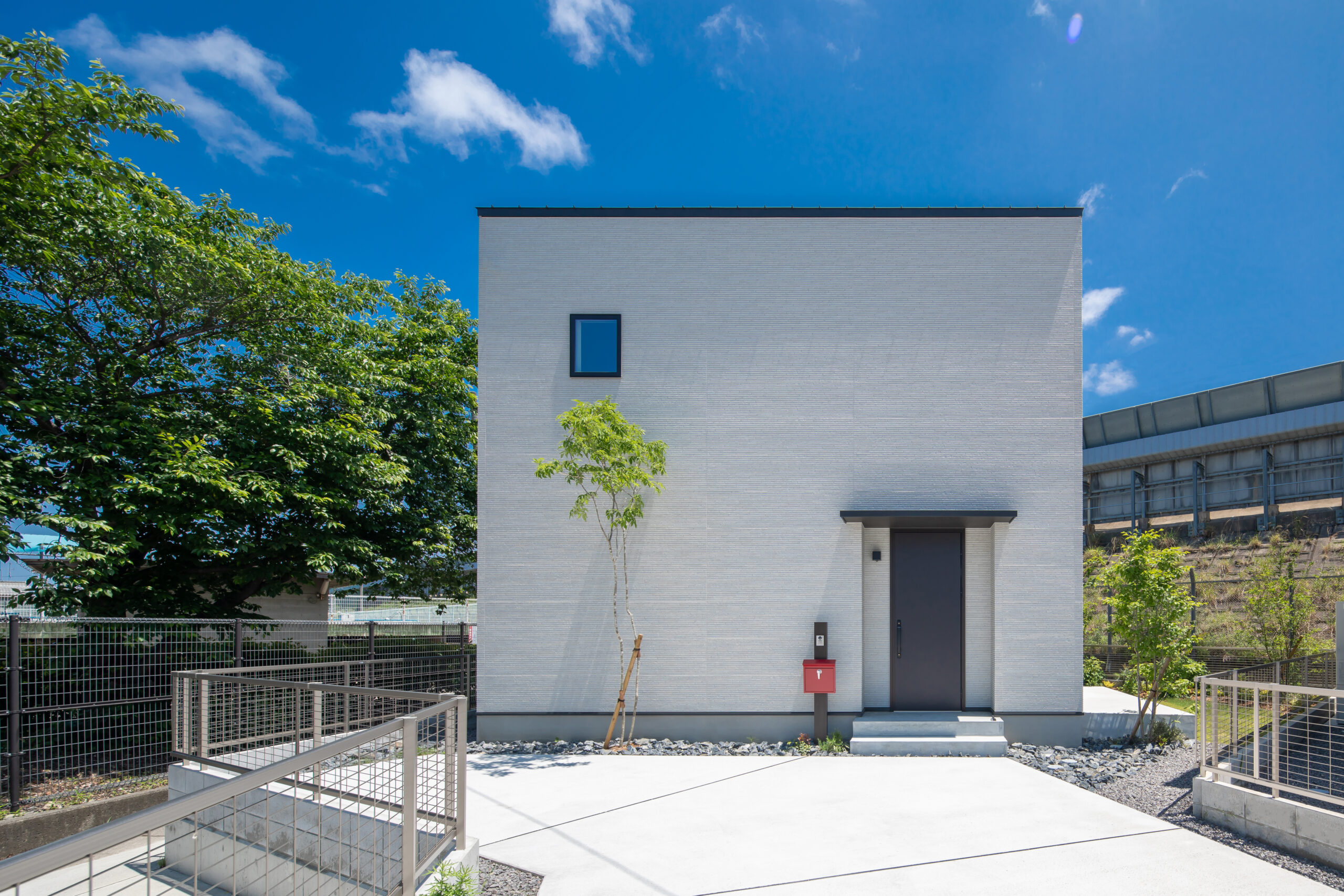 インダストリアルな土間リビングのお家