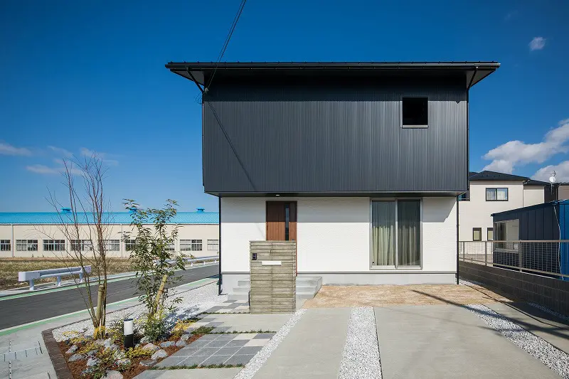 ２トーンの和モダンの家