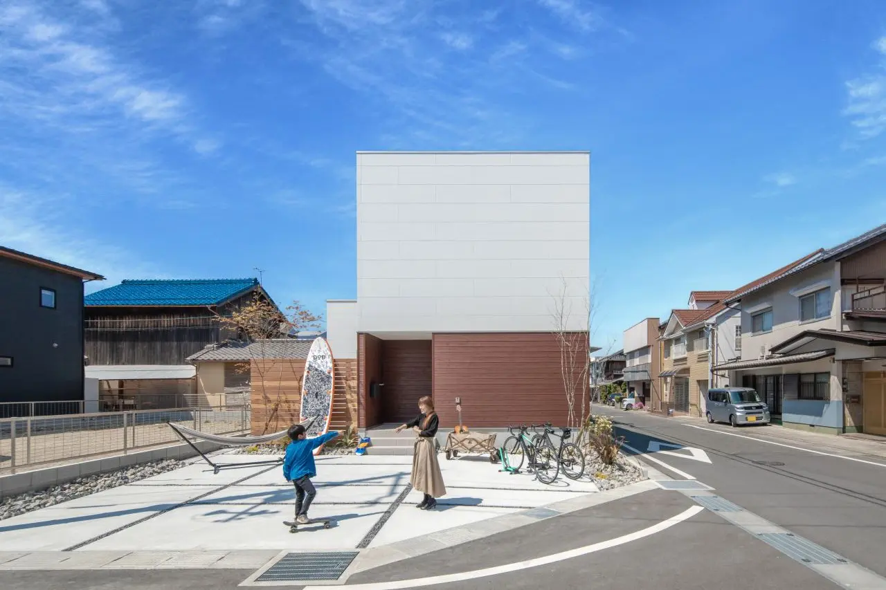 優しい陽がそそぐシンプルな家