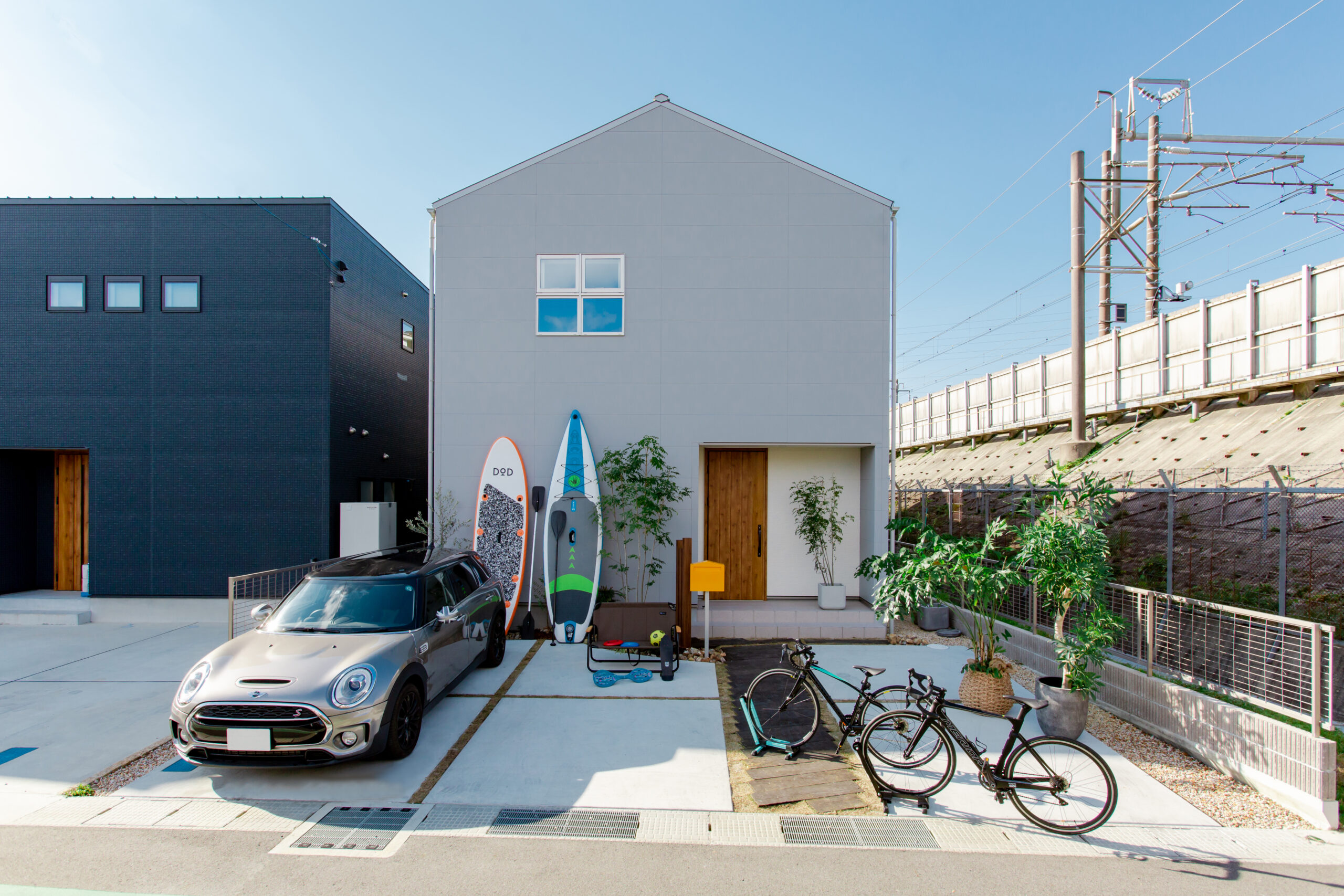 グレーのシンプルモダンなお家