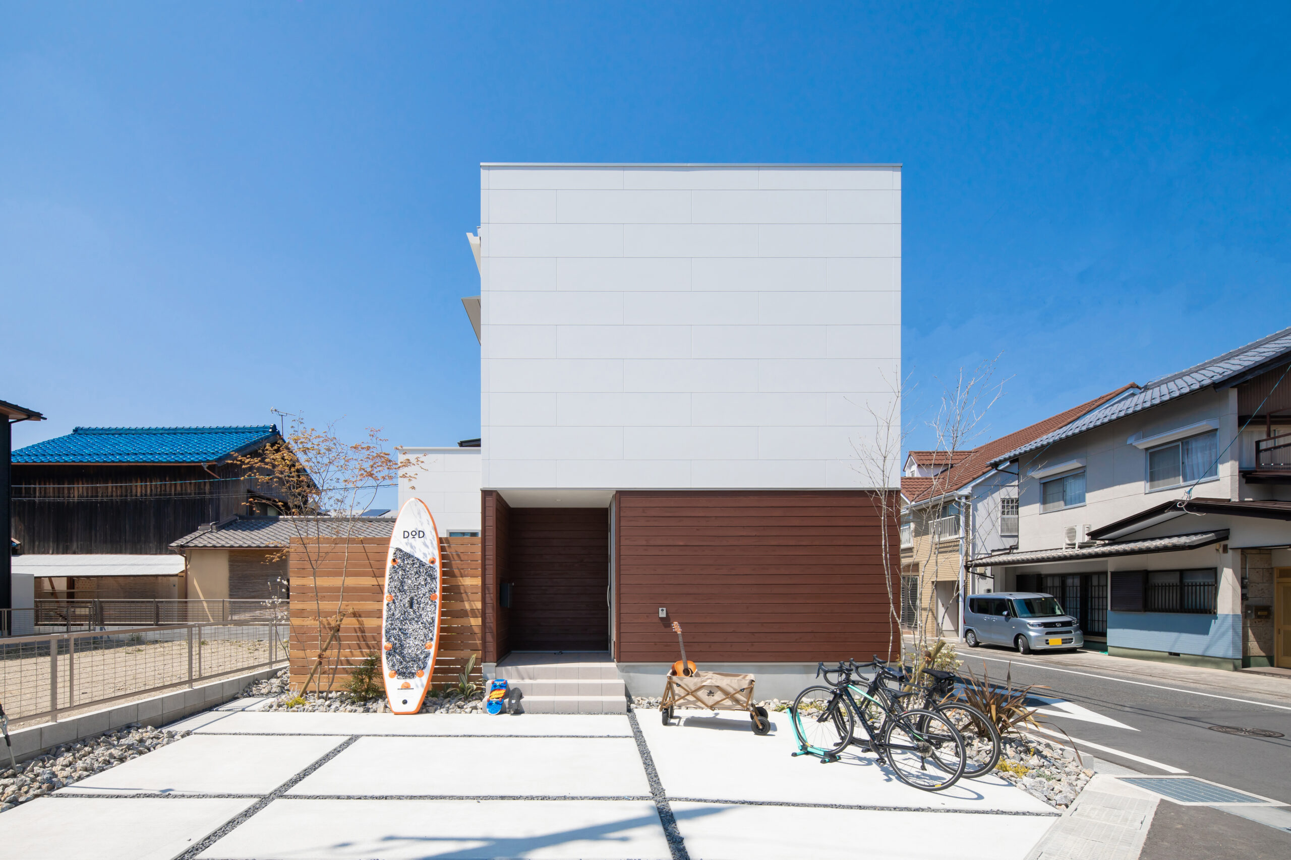 優しい陽がそそぐシンプルな家