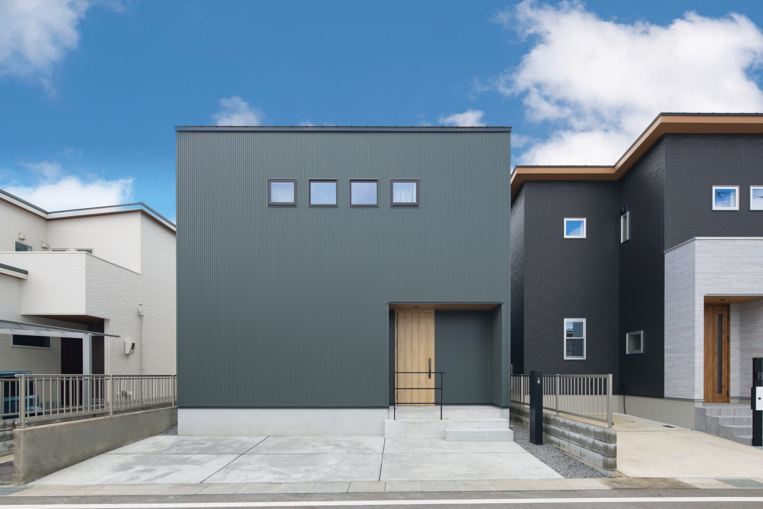 スタイリッシュな緑ガルバのお家