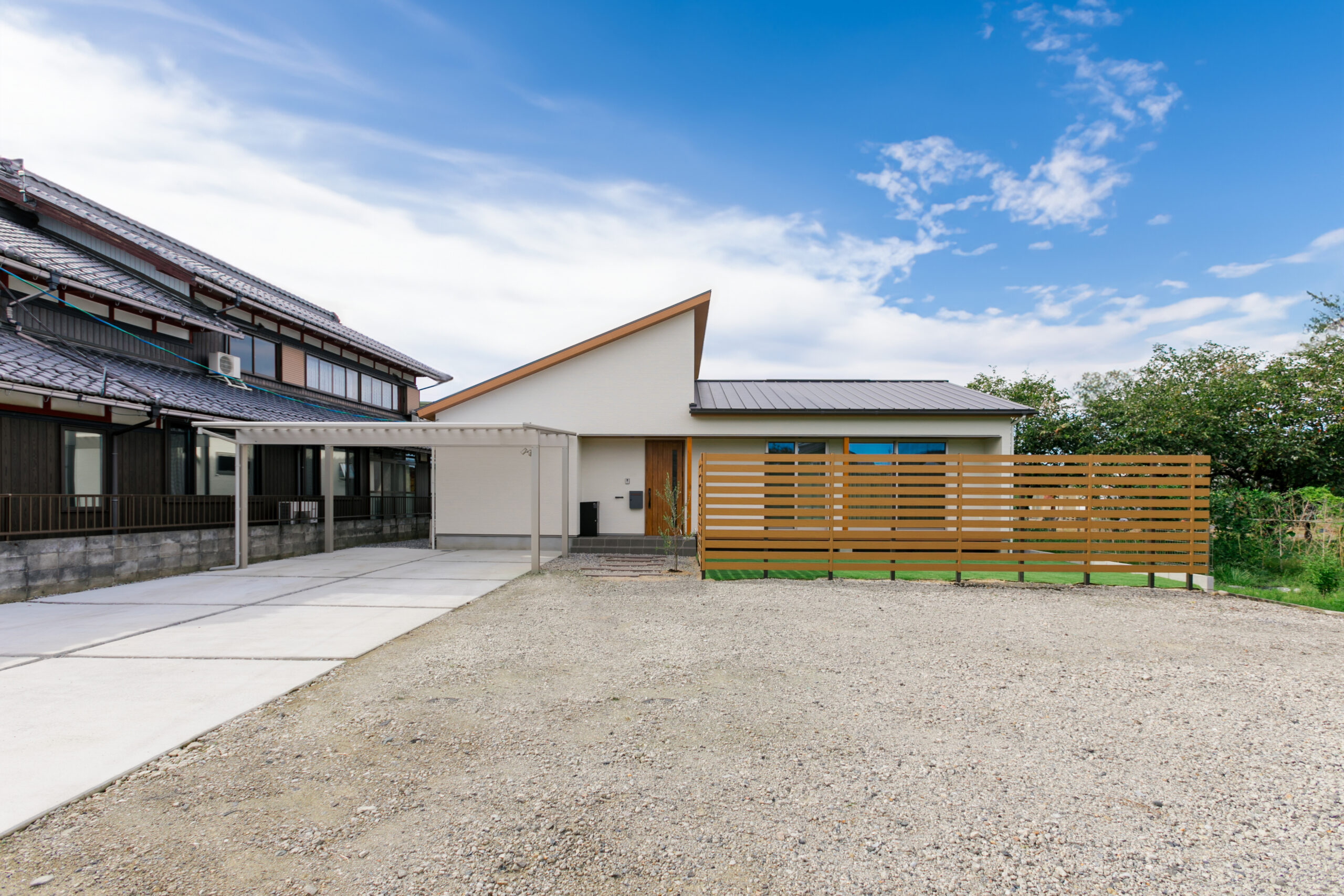 家族がリビングで集まる平屋