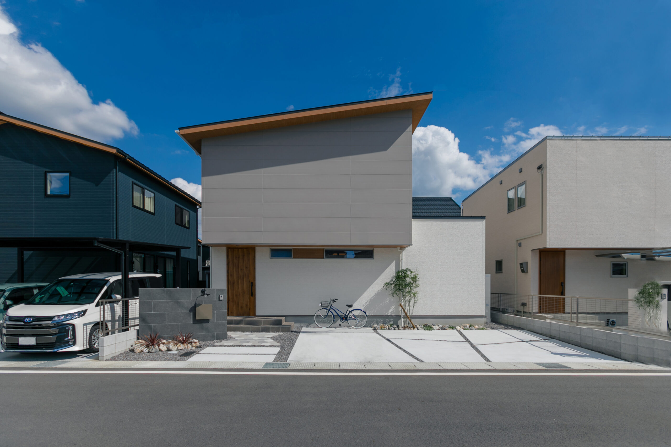 シンプルが似合う片流れの家