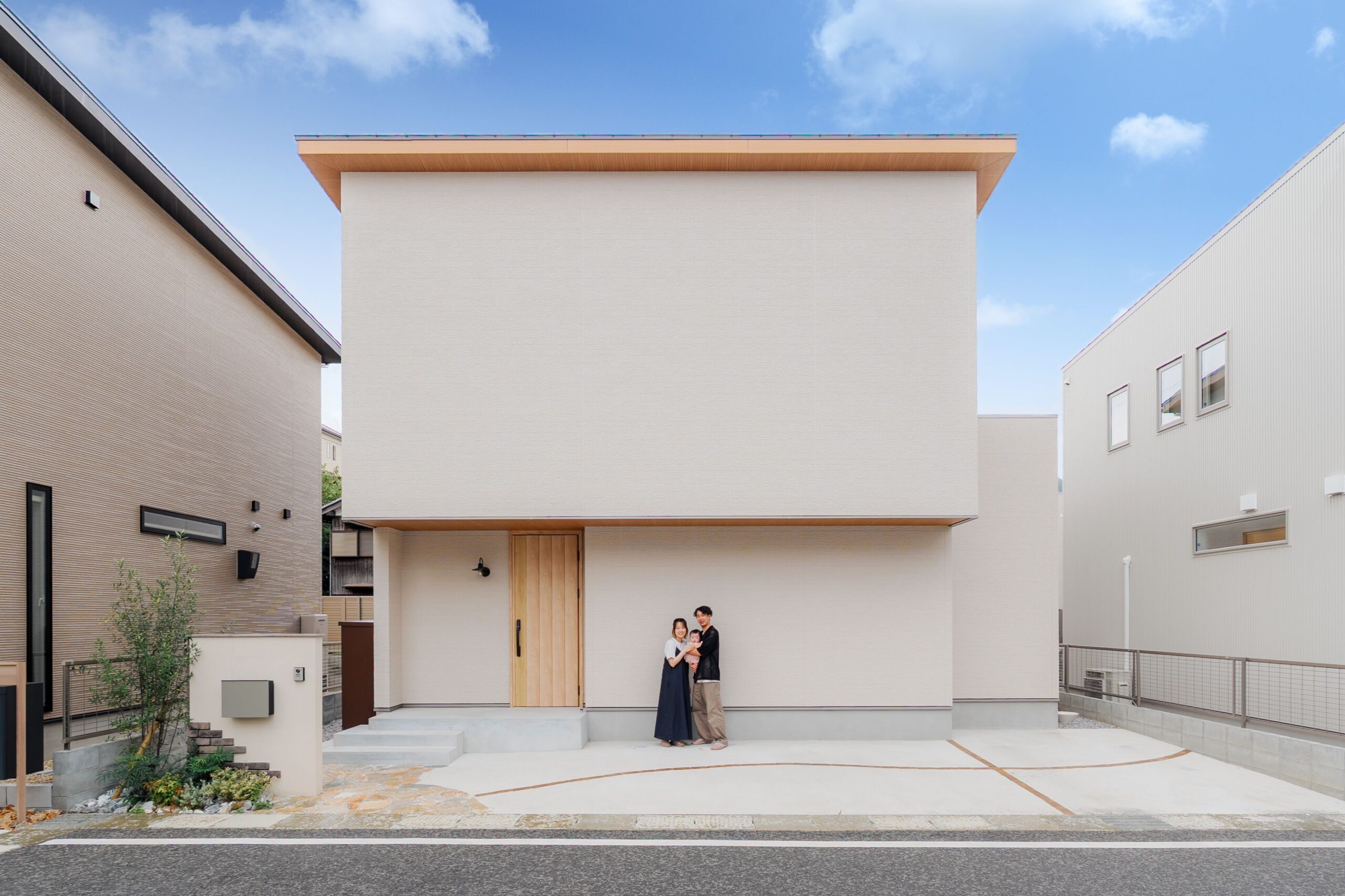 黒の鉄骨階段が印象的な家