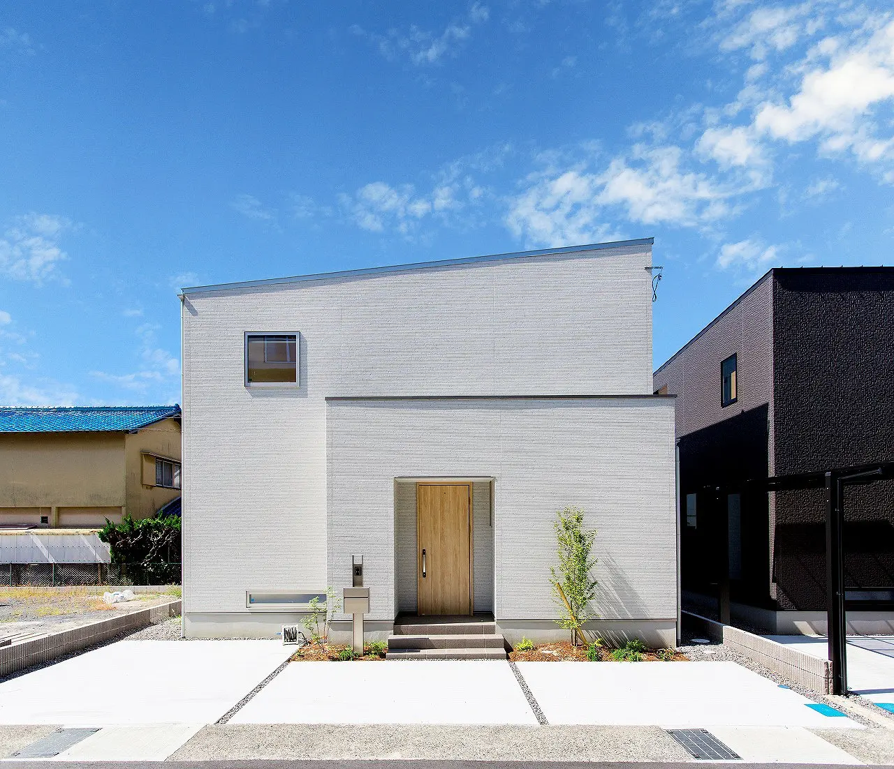 片流れがかわいい白の家