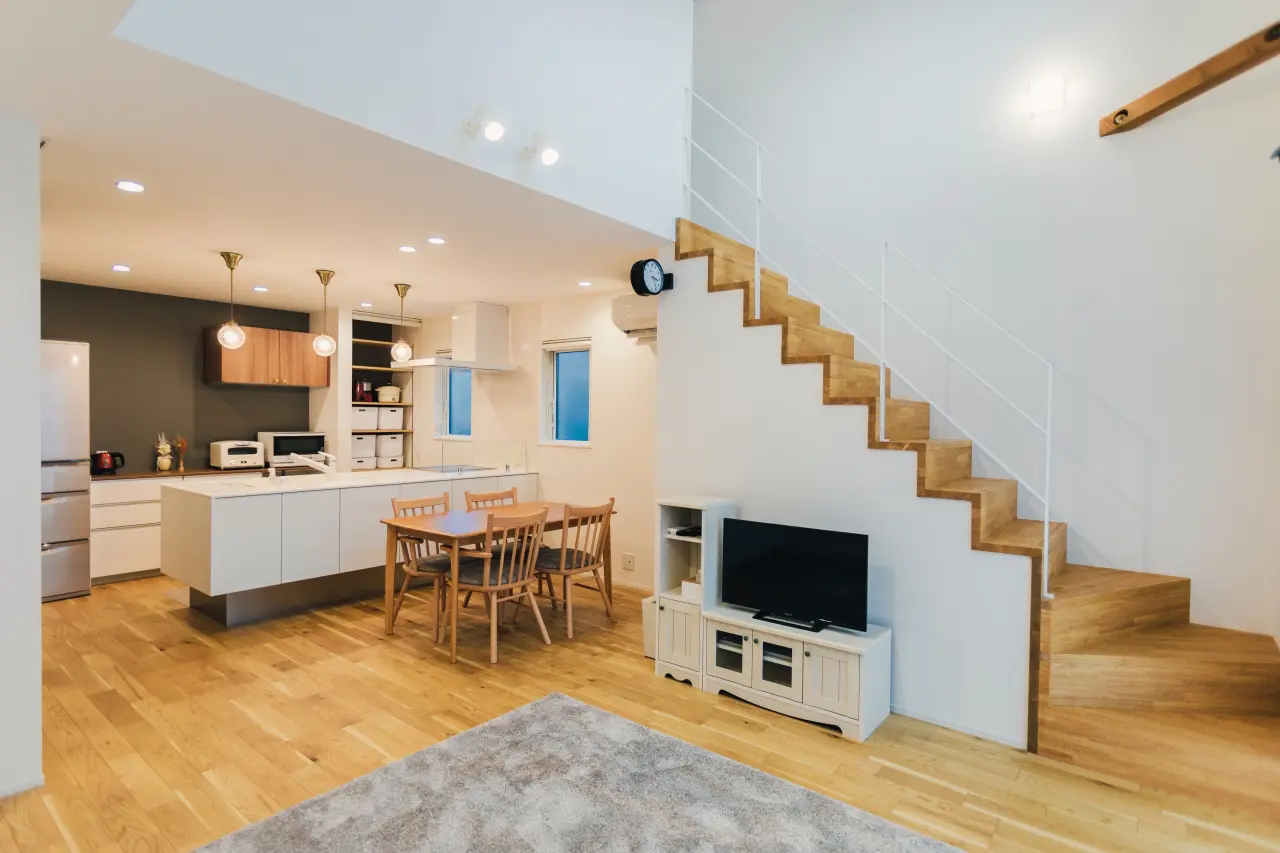 光が差し込む吹き抜けのお家