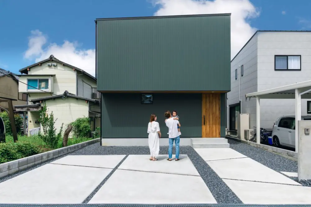 木目×グレーの大人ナチュラルな家