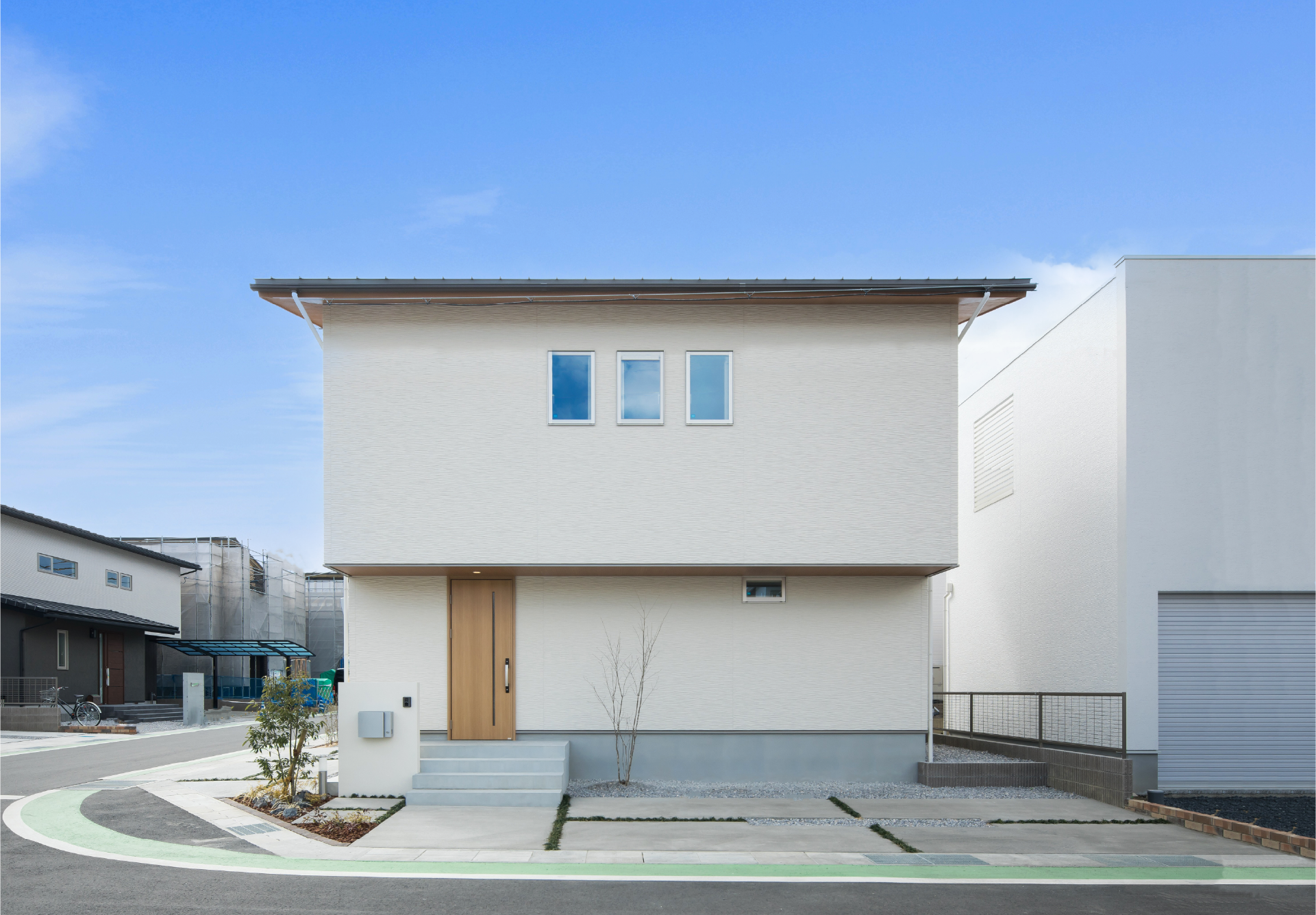 ホワイト×ブラウンが調和するナチュラルモダンな家