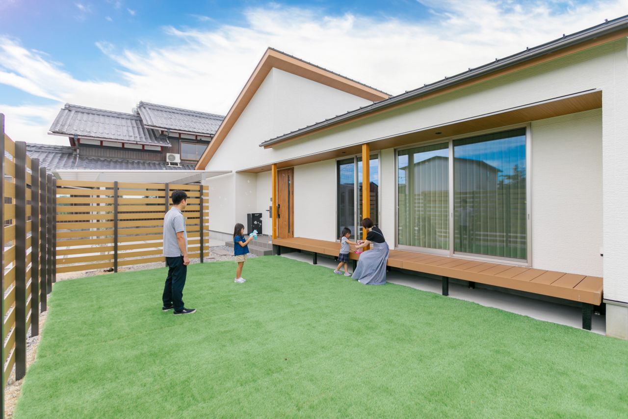 家族がリビングで集まる平屋