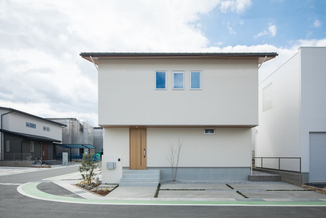 ホワイト×ブラウンが調和するナチュラルモダンな家