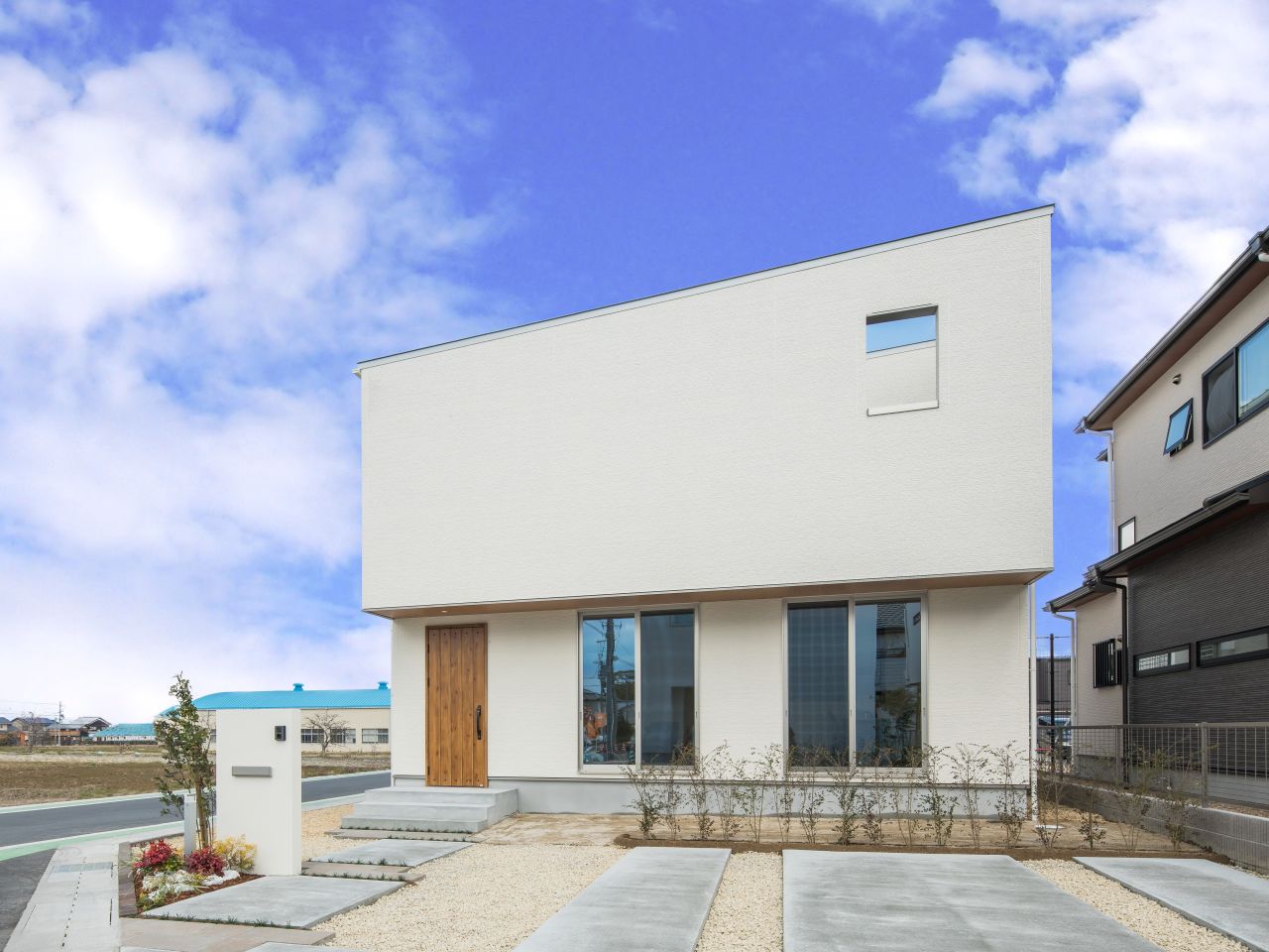 大きな窓のシンプルモダンな家