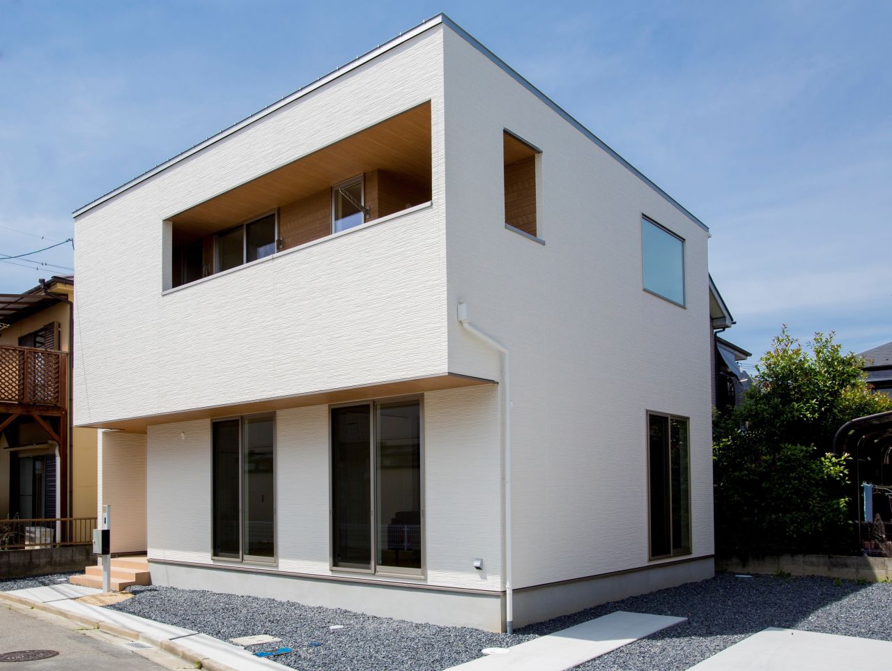 日当たり良好な広々間口の家